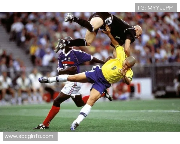 十年风云足球明星的辉煌历程与传奇瞬间回顾