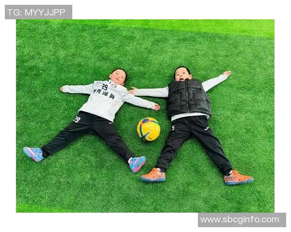 足球明星比心合影展现友谊与团结的力量,传递热爱与激情的足球精神 足球明星比心合影展现友谊与团结的力量,传递热爱与激情的足球精神